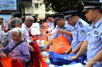 洲瑞鎮(zhèn)最大工廠(chǎng)門(mén)口聚集民警引發(fā)關(guān)注，工人圍觀健身休閑活動(dòng)